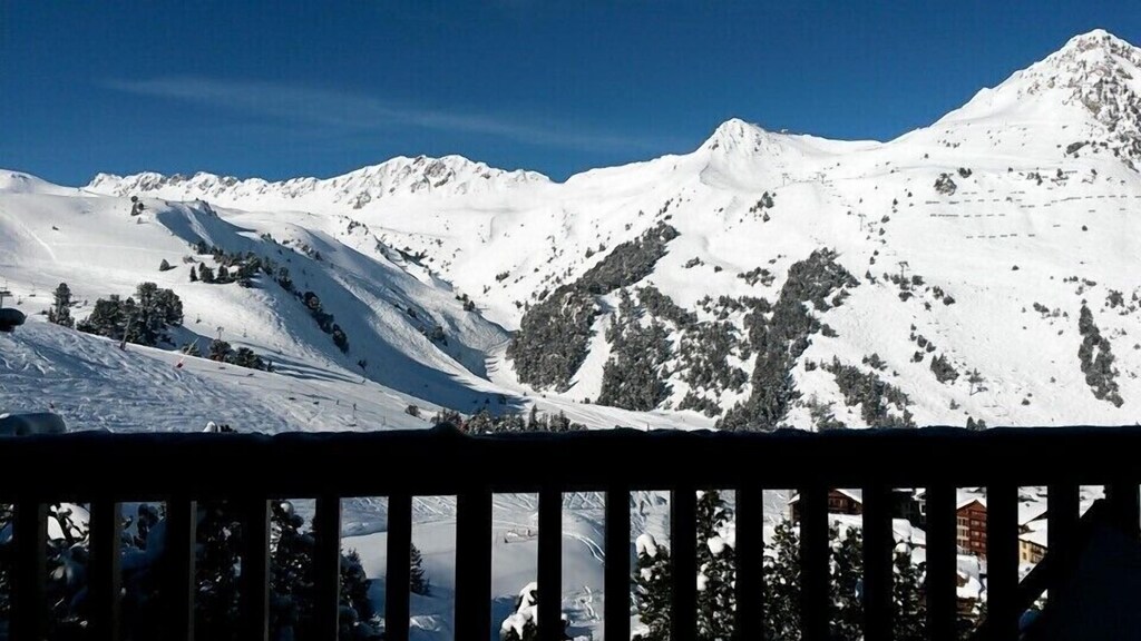   Apartment warm, 3p. (Sleeps 4-6) in the luxury residence AROLLES