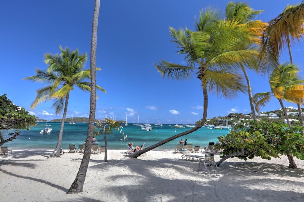 Directly on the Beach, Pool, Hot Tub, Restaurant, Gated Community