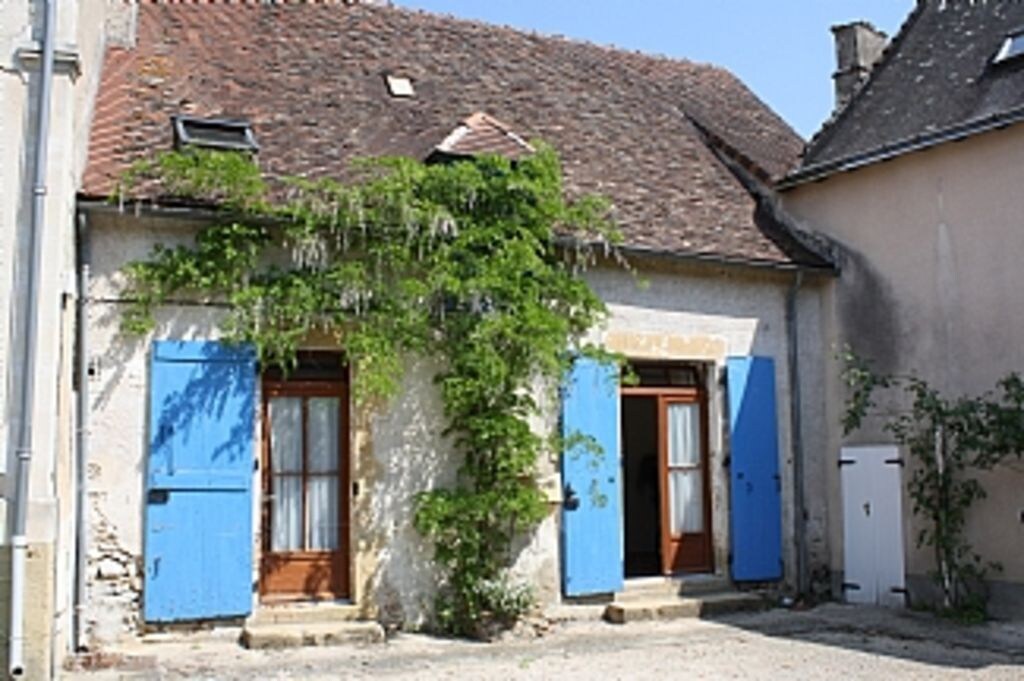 Spacious 3 Bed House With Large Garden In Charming Village Location