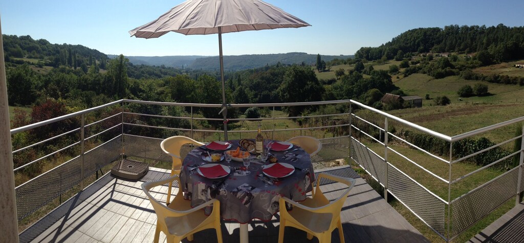 Cottage near Lascaux 4 with lovely view over a valley