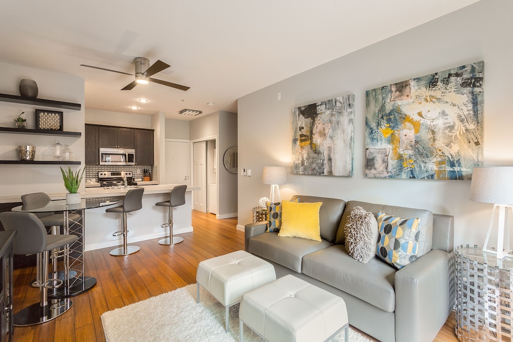 Modern 1 BR Quiet Condo in Seattle center, pool, workout room, FREE parking