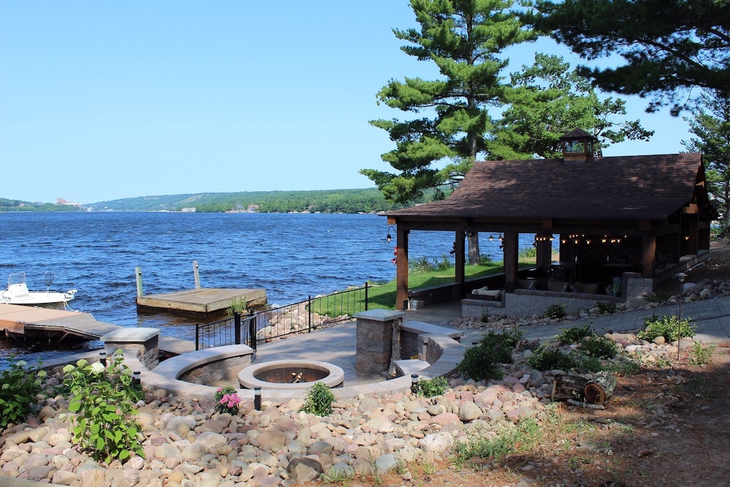 Kemp's Rentals Luxurious Executive Retreat Portage Lake-Beach-Firepit & Pavilion
