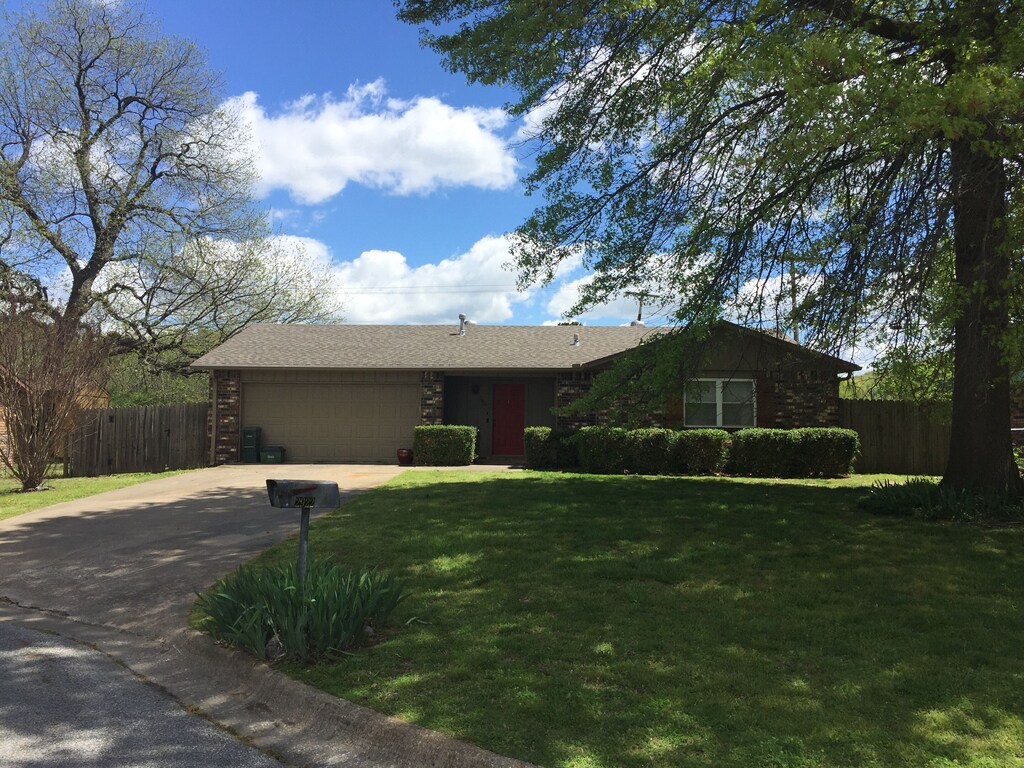 Cozy family home, central Fayetteville, All yours!