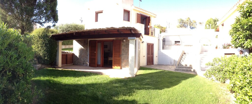 Bright Villa with garden, air conditioning, barbecue, and private parking. 