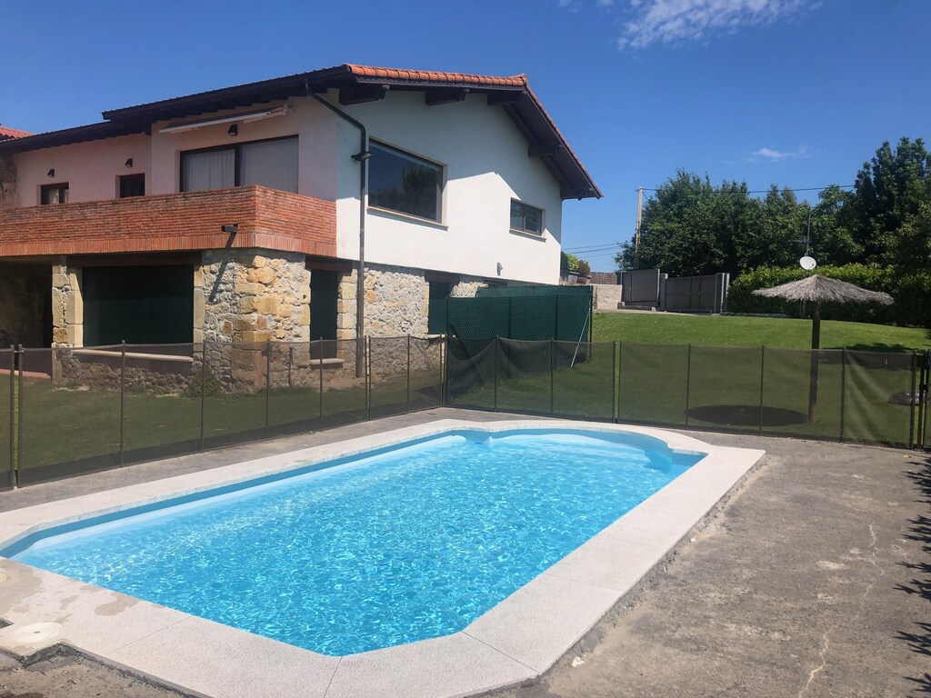 House in Meruelo for 8 with private pool, 5 minutes from the beaches of Noja, Isla.