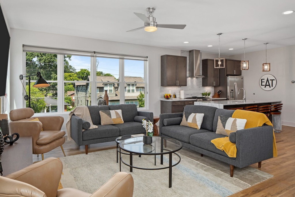 Beautiful New 4 Lvl, 4BR/4BA Home minutes to downtown Nashville, 4 King Beds