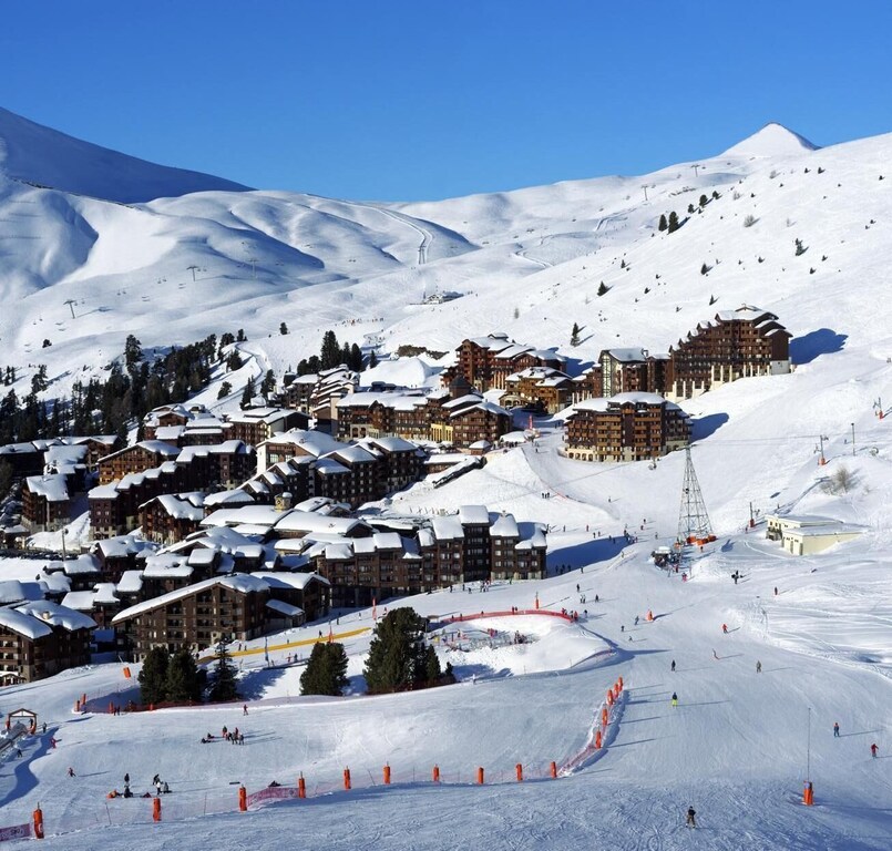 A BELLE-PLAGNE (2050 m), SKIS ON FOOT, IN THE HEART OF THE STATION, THE BERYL