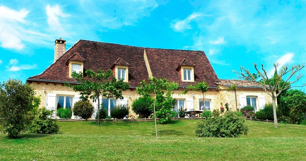Hortense, beautifully situated villa with private swimming pool near Montignac