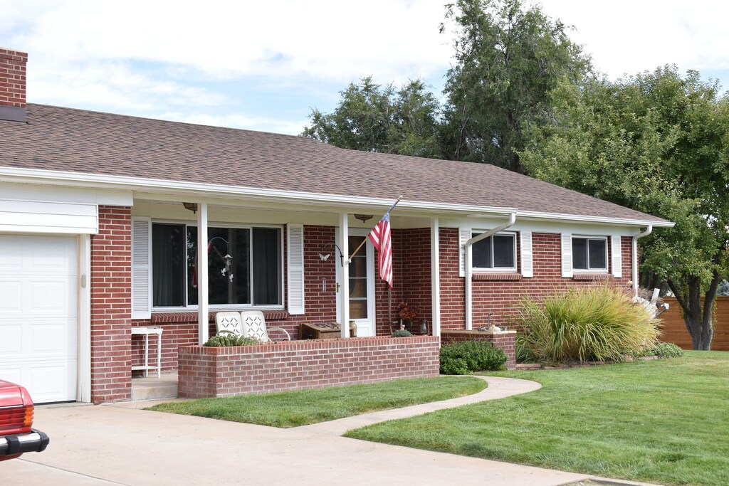 Golden/Arvada Area Country Setting House with Hot Tub, Hiking Trails, Fishing