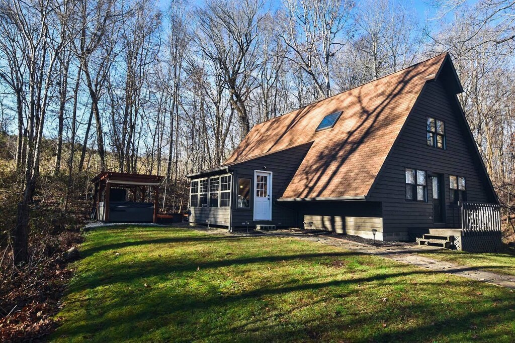 Trailhead Chalet🌲Old Man’s Cave, Hot Tub, Private Trails, WiFi, Netflix🌲
