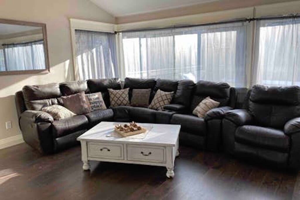 Must stay! Close to all trails in the Hocking Hills area! Hot tub and game room