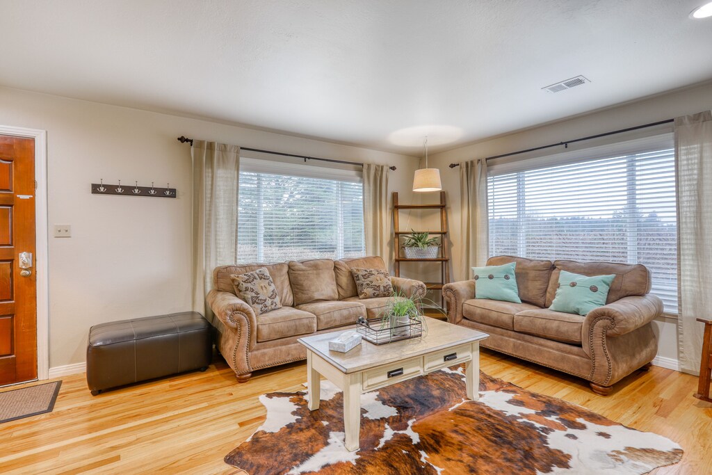 Quiet & comfortable house w/gas grill - drive to beaches & amazing sunset spots!