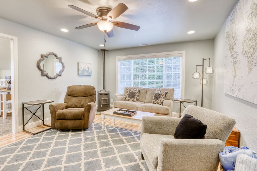 Inviting house w/a quiet yard to relax in & BBQ - close to beaches and redwoods!