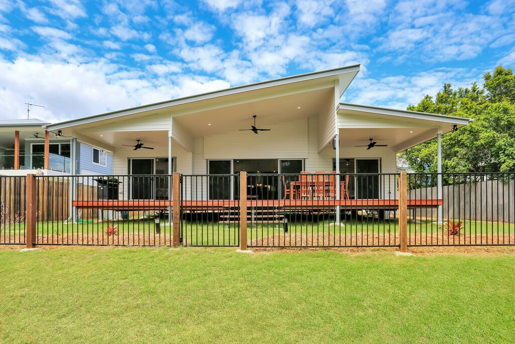 Kingfisher House, Brand new Beachfront house, 4 Beds, Sleeps 10,  Pets welcome.