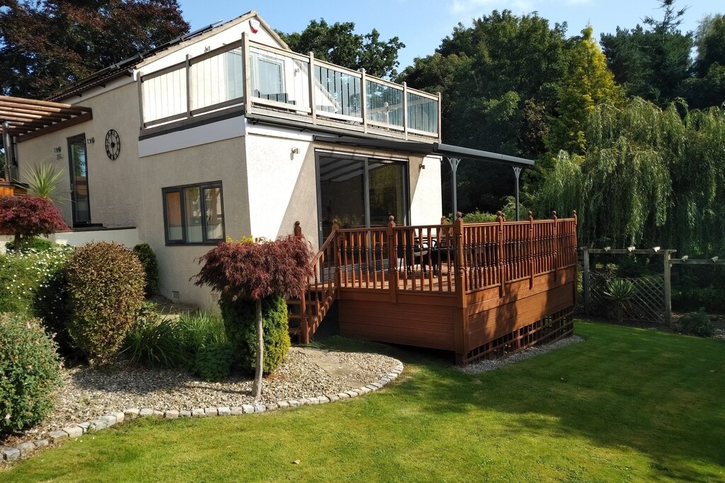 Luxury Annexe  set within gated grounds. Hot Tub - gardens & Summer House