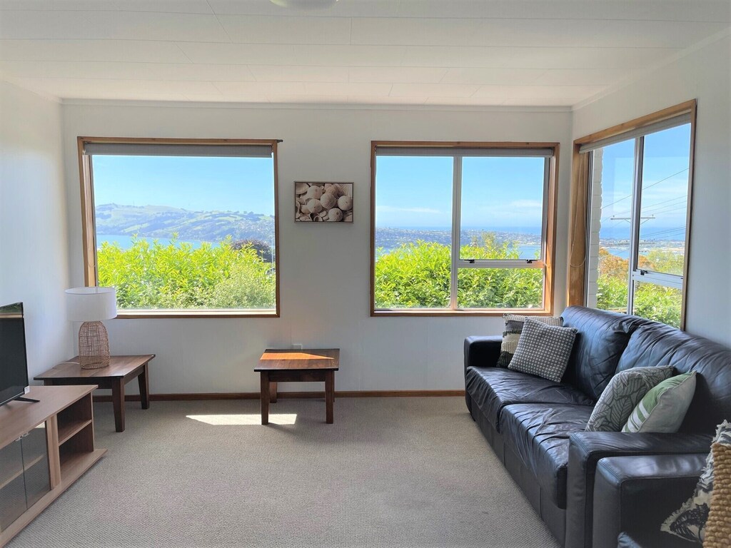 Modern with Panoramic City and Harbour Views