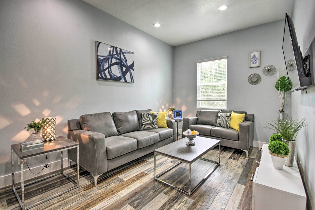 NEW! Modern Houston Apt. - 1 Mile to The Galleria!