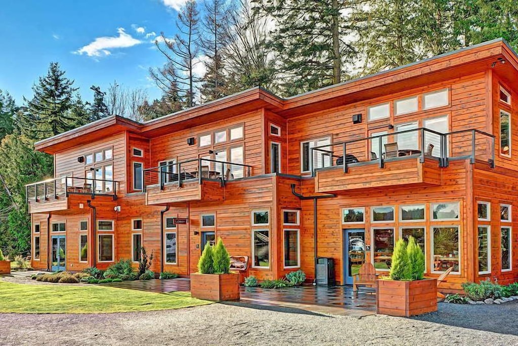 Snug Harbor Resort and Marina - Two Bedroom Waterfront Suite