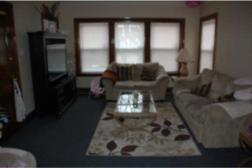 Beautiful modern apartment w/outdoor deck in historical district and attractions