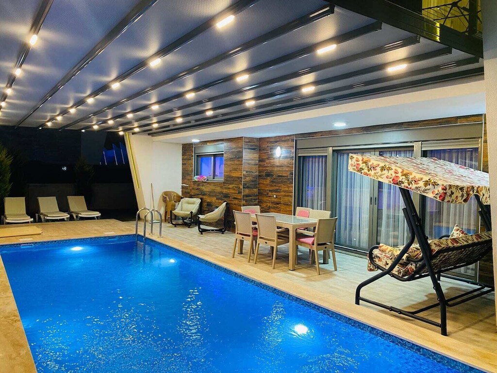 Villa with Pool and Garden - Kuşadası