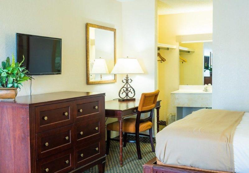 Vista Inn & Suites