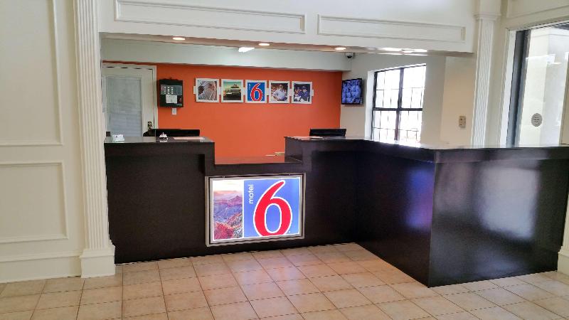 Days Inn & Suites Palestine