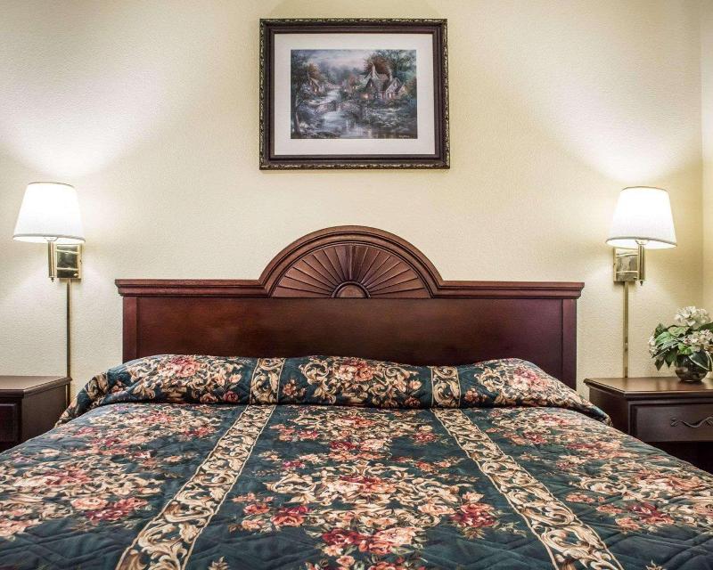 Econo Lodge Airport North Syracuse