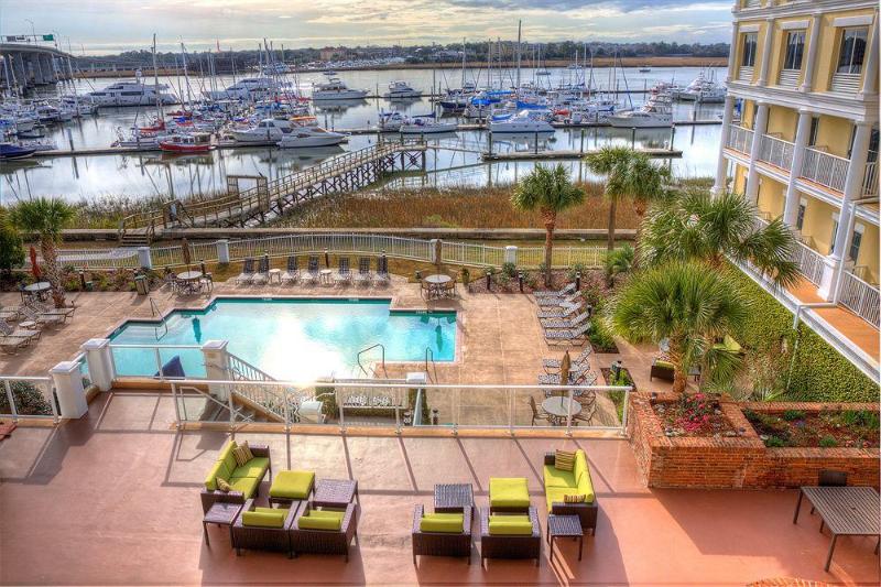 Courtyard Charleston Waterfront