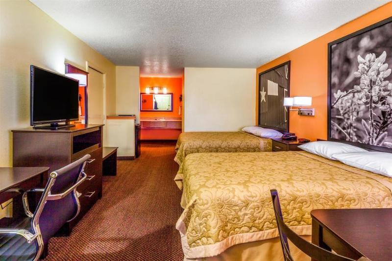 Super 8 by Wyndham Palestine