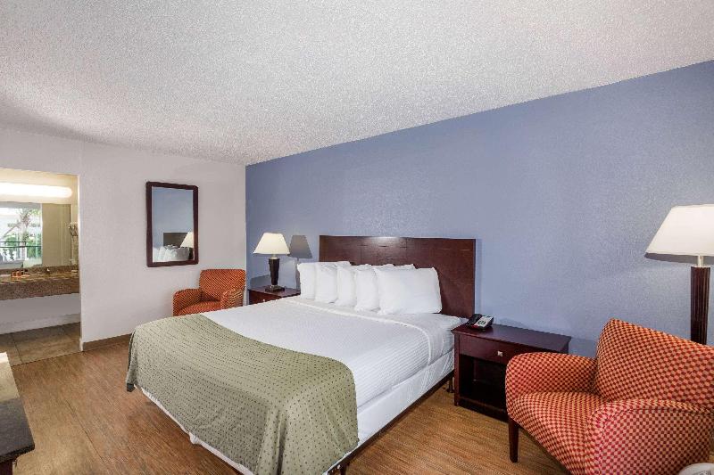Days Inn by Wyndham St. Petersburg / Tampa Bay