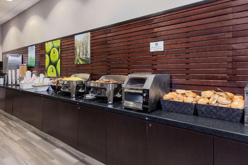 La Quinta Inn Suites By Wyndham Clifton Rutherford