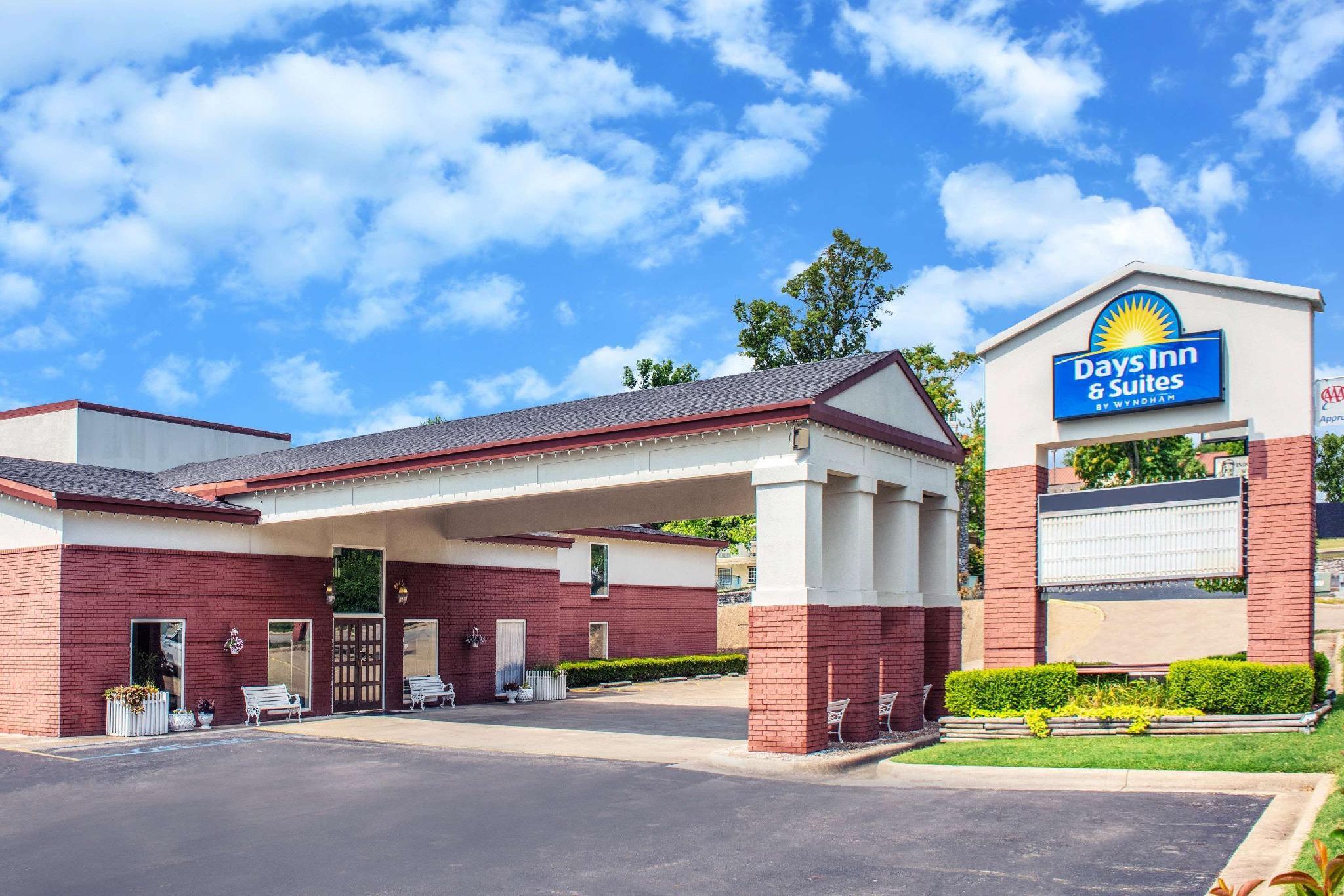 Days Inn & Suites by Wyndham Branson Entertainment District