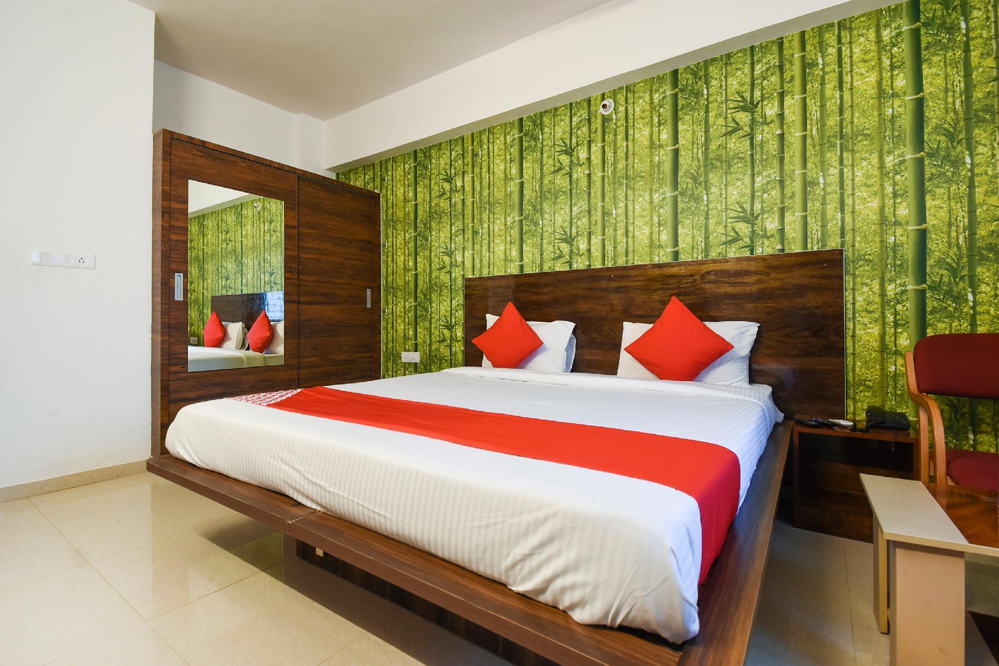 OYO 65924 Balaji Luxury