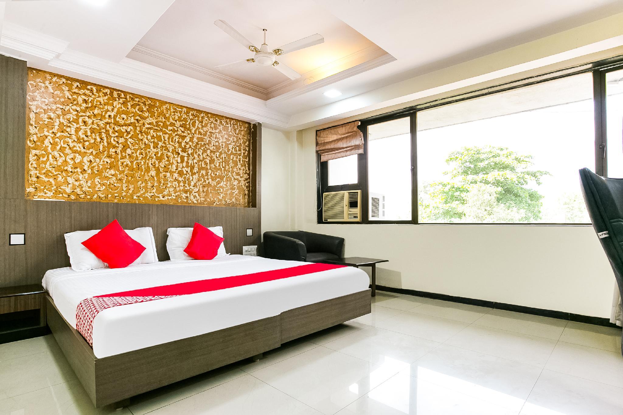 OYO 61472 Stop Over Hotel