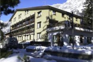 Jolly Residence