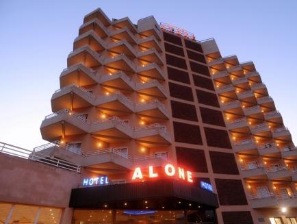 Hotel Alone