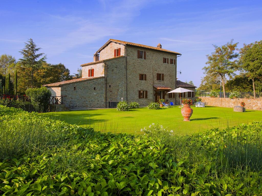 Agriturismo near Cortona with spacious garden and swimming pool