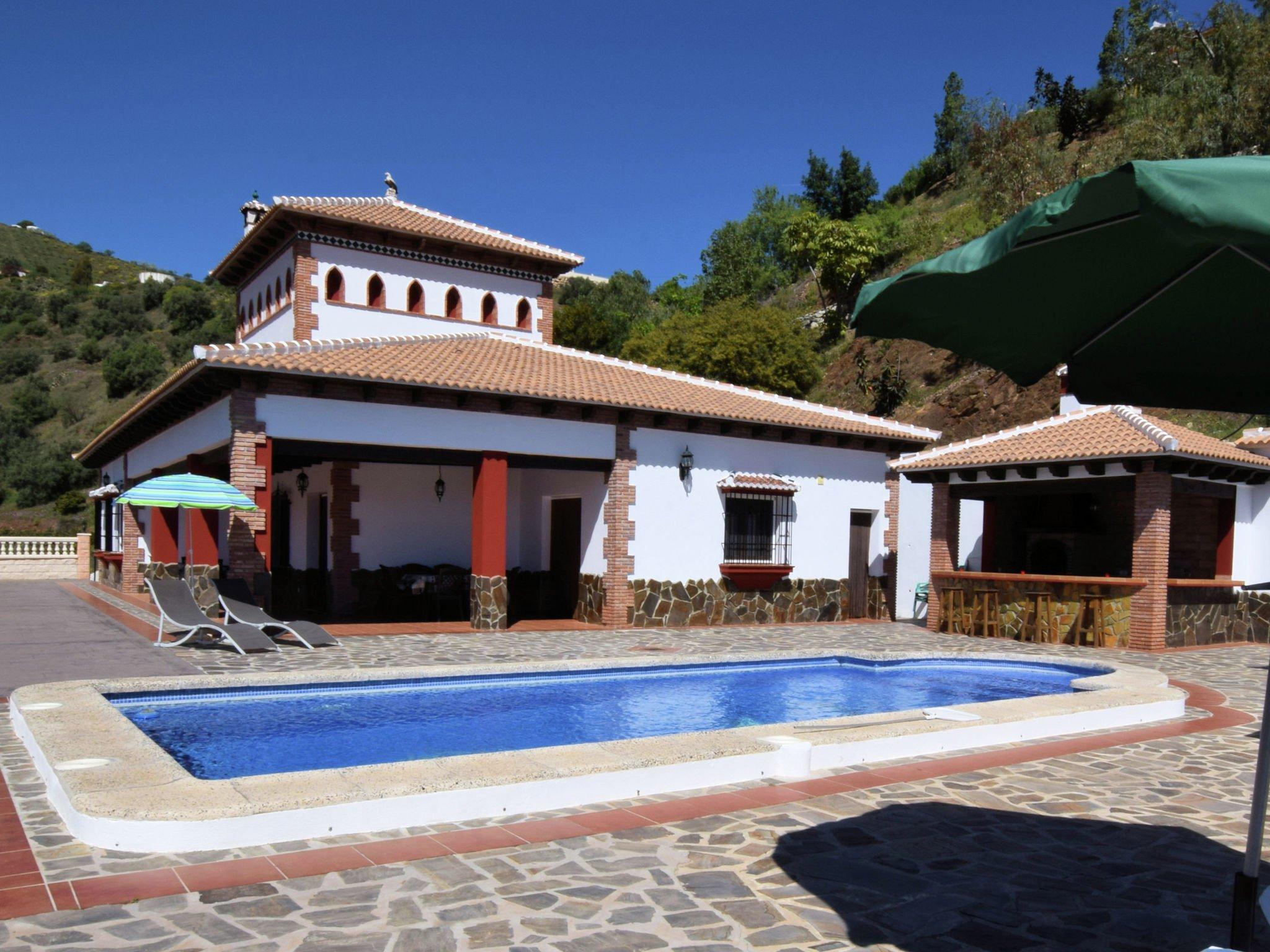 Spacious Villa in Sayalonga with Jacuzzi