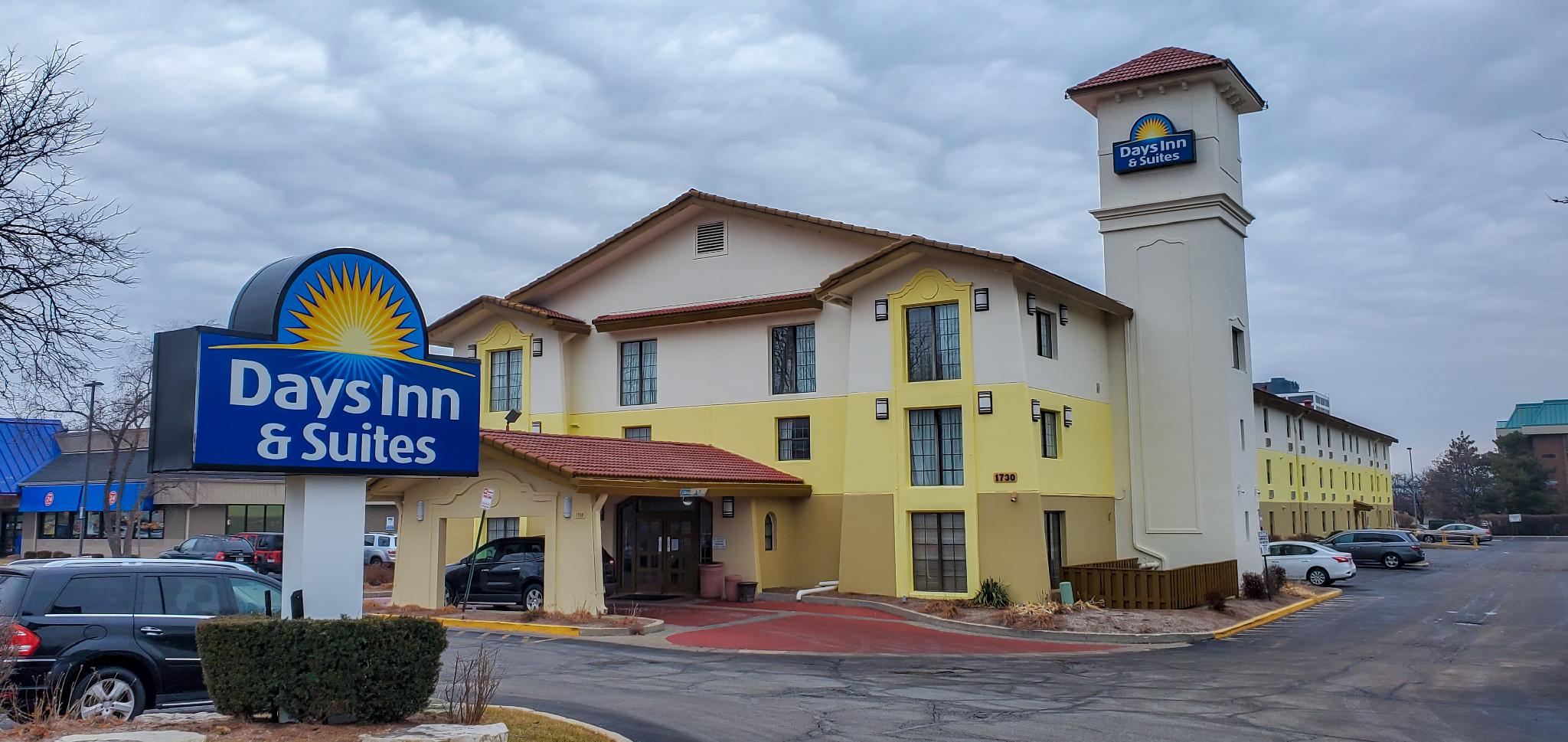 Days Inn & Suites by Wyndham Schaumburg