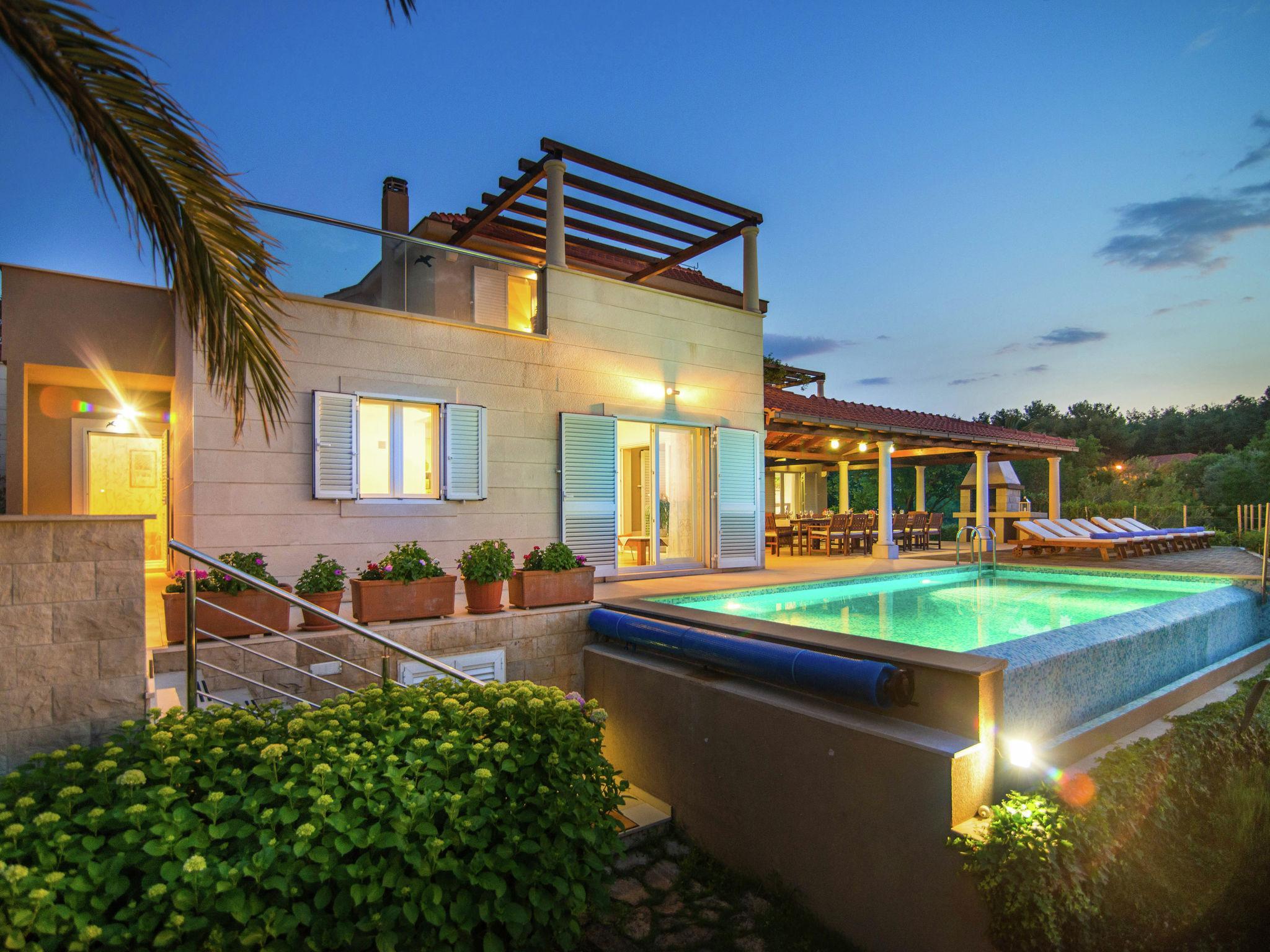 Beautiful villa on the island of Brac with infinity pool, beach at 30 meters