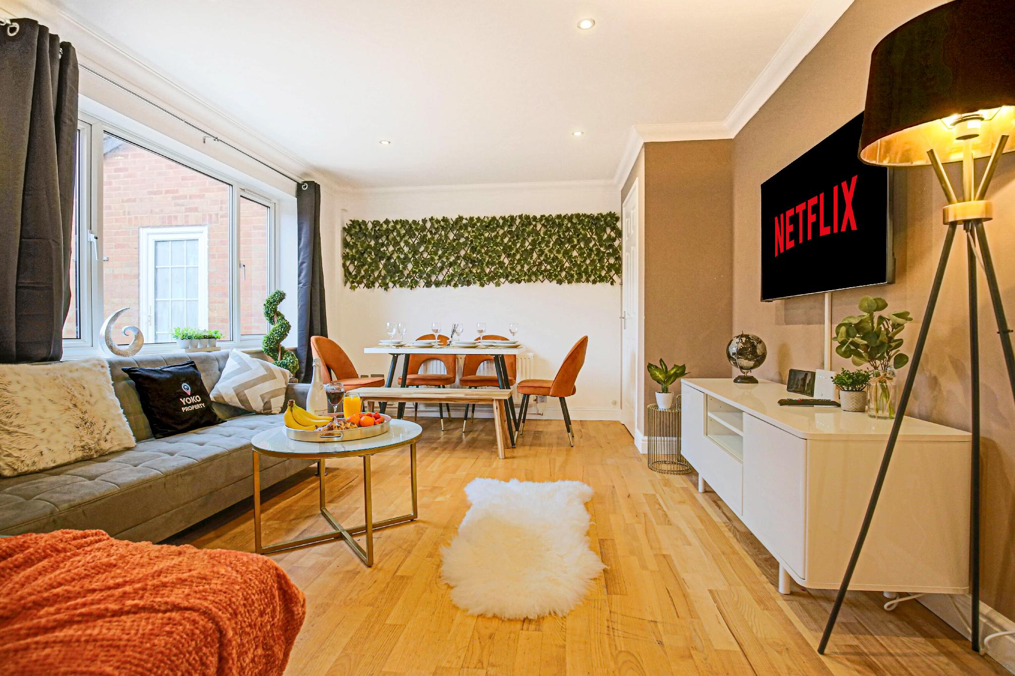 Cosy House with Free Parking, Garden & Smart TV
