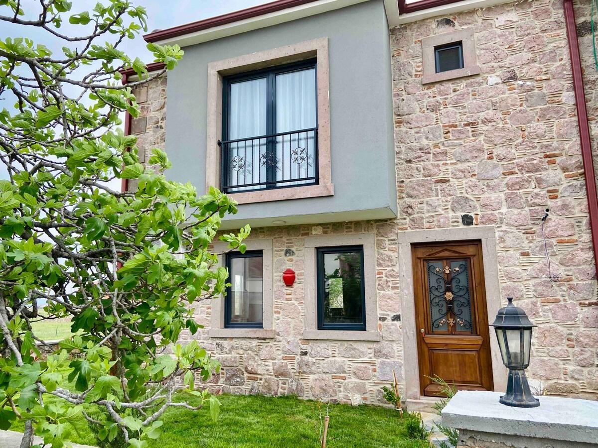 Ayvalık Küçükköy'de Günlük Kiralık Taş Ev