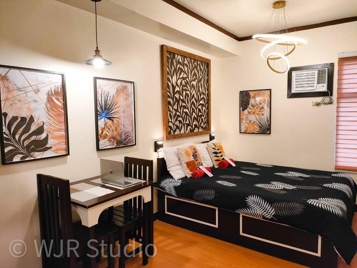 Queen Bed Deluxe- Wifi, Netflix and Free Parking!