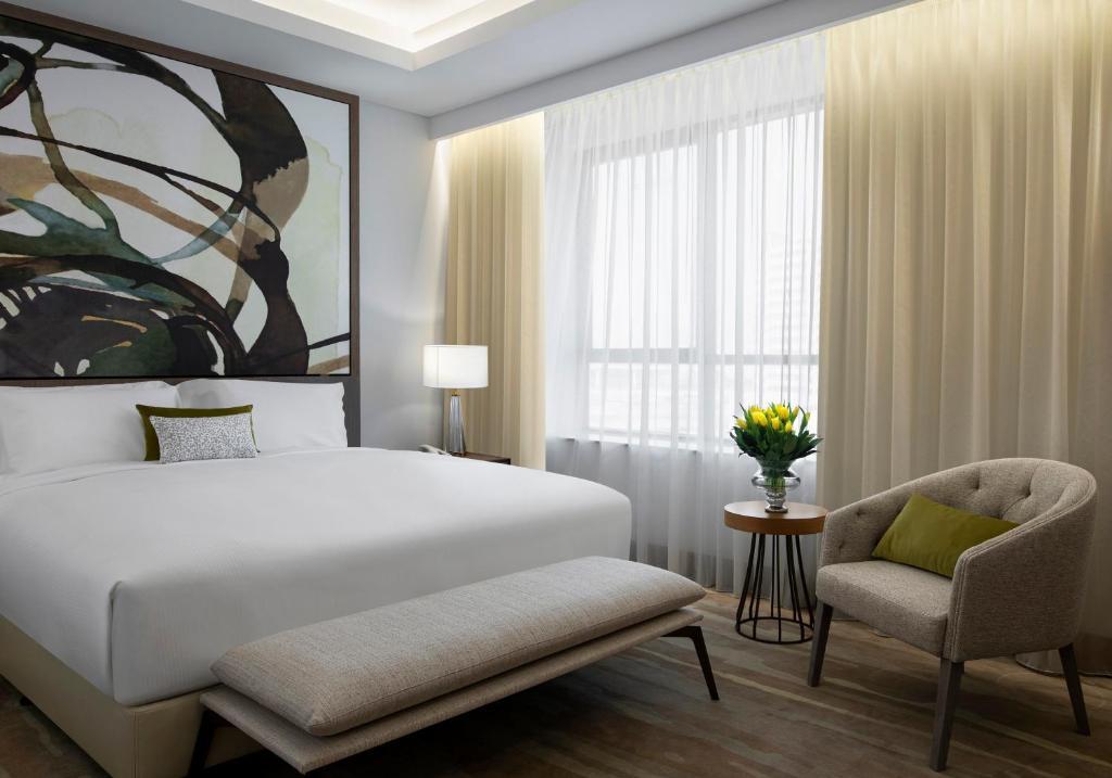 King Bedroom Near Spring Green Supermarket By Luxury Bookings