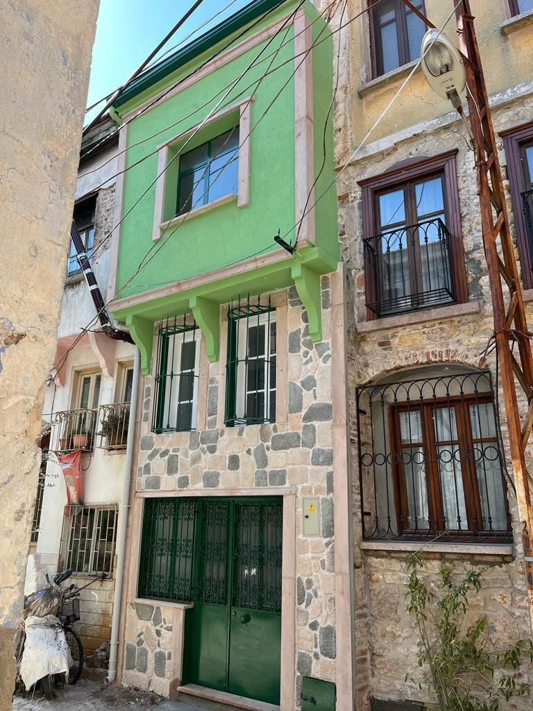 MERKEZDE 3 KATLI BAHÇELİ RUM EVİ