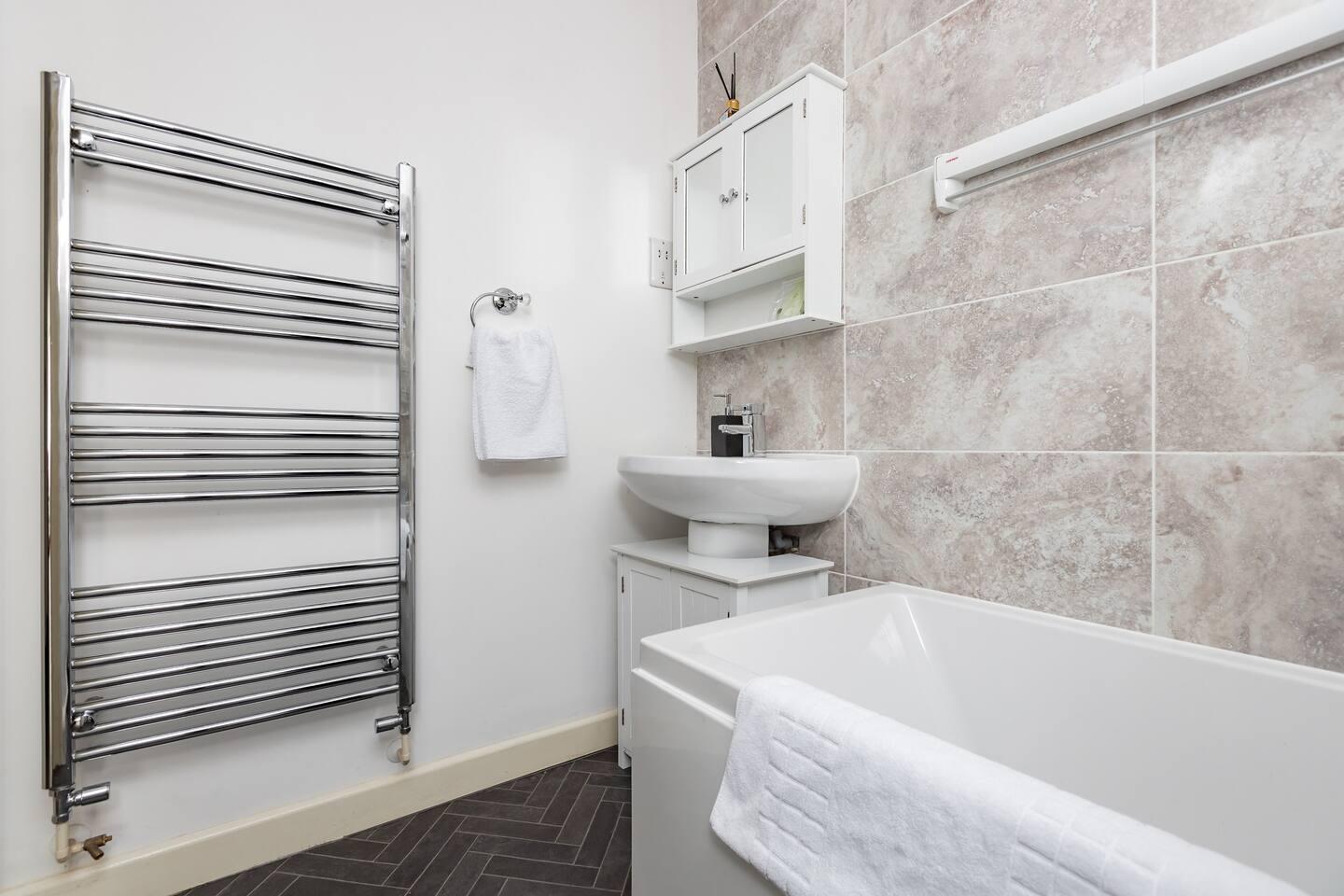 Theodora Suites 1 with FREE Parking by Kasar Stays