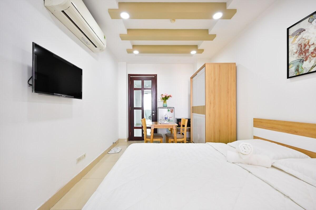 Huyen's - Cozy Studio, King Bed with balcony