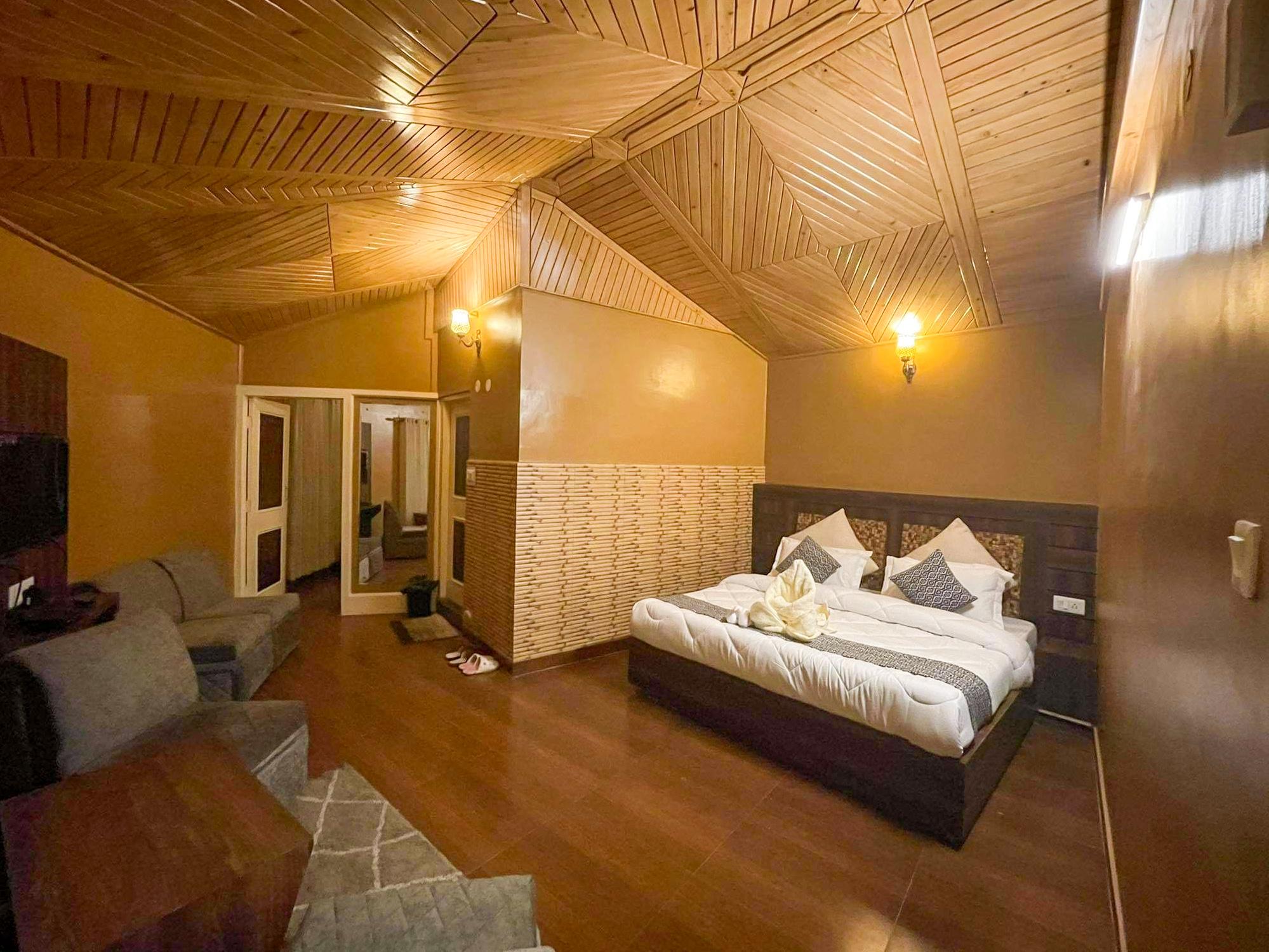 Uptown Cottage- Combined Room- The Mall
