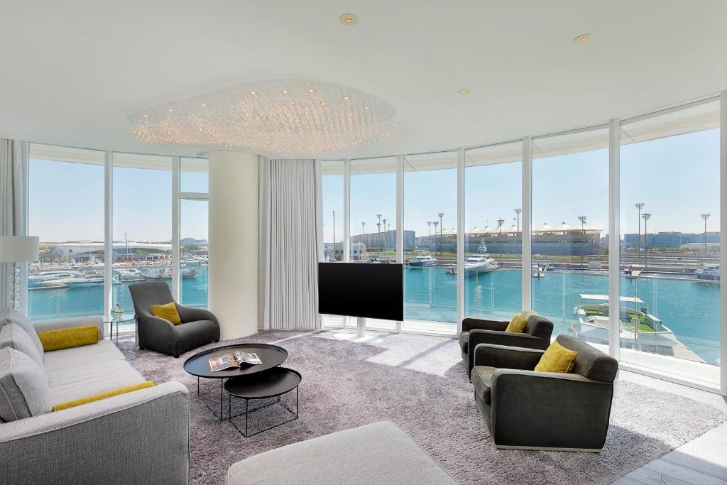 One Bedroom Suite Near Civic Square Park