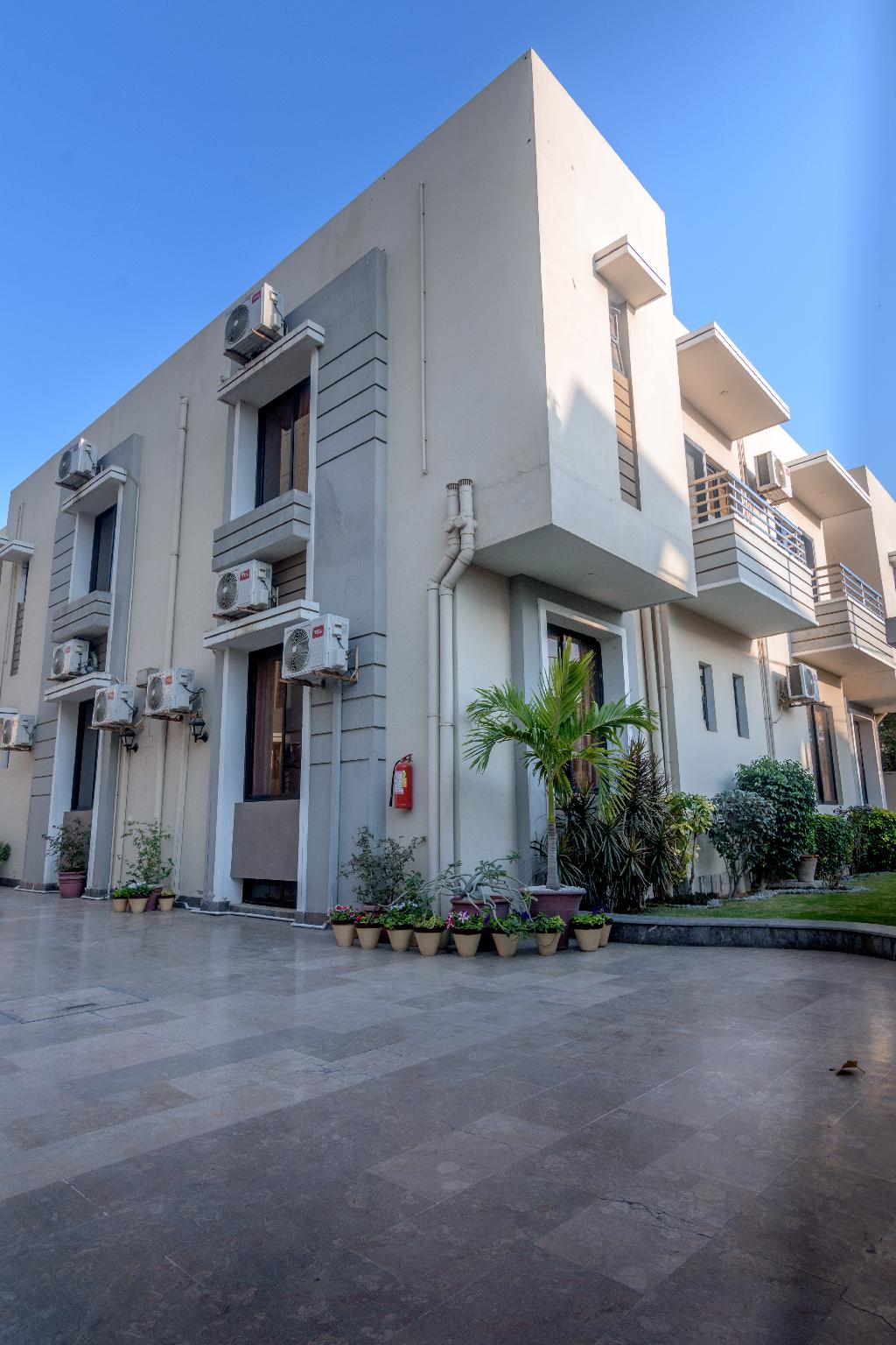 LOKAL Rooms x Shahrah-e-Faisal (PECHS)
